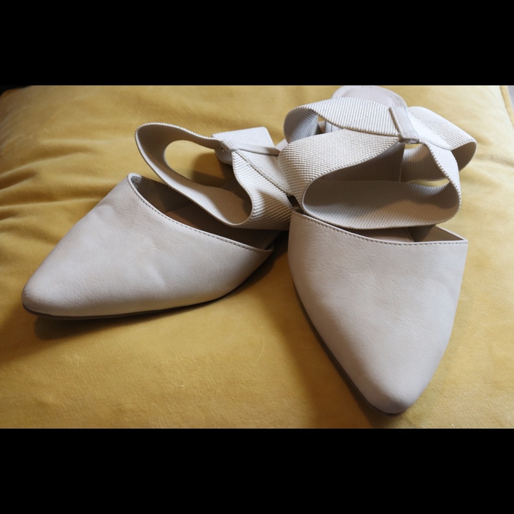 Simple Vera ankle flats
